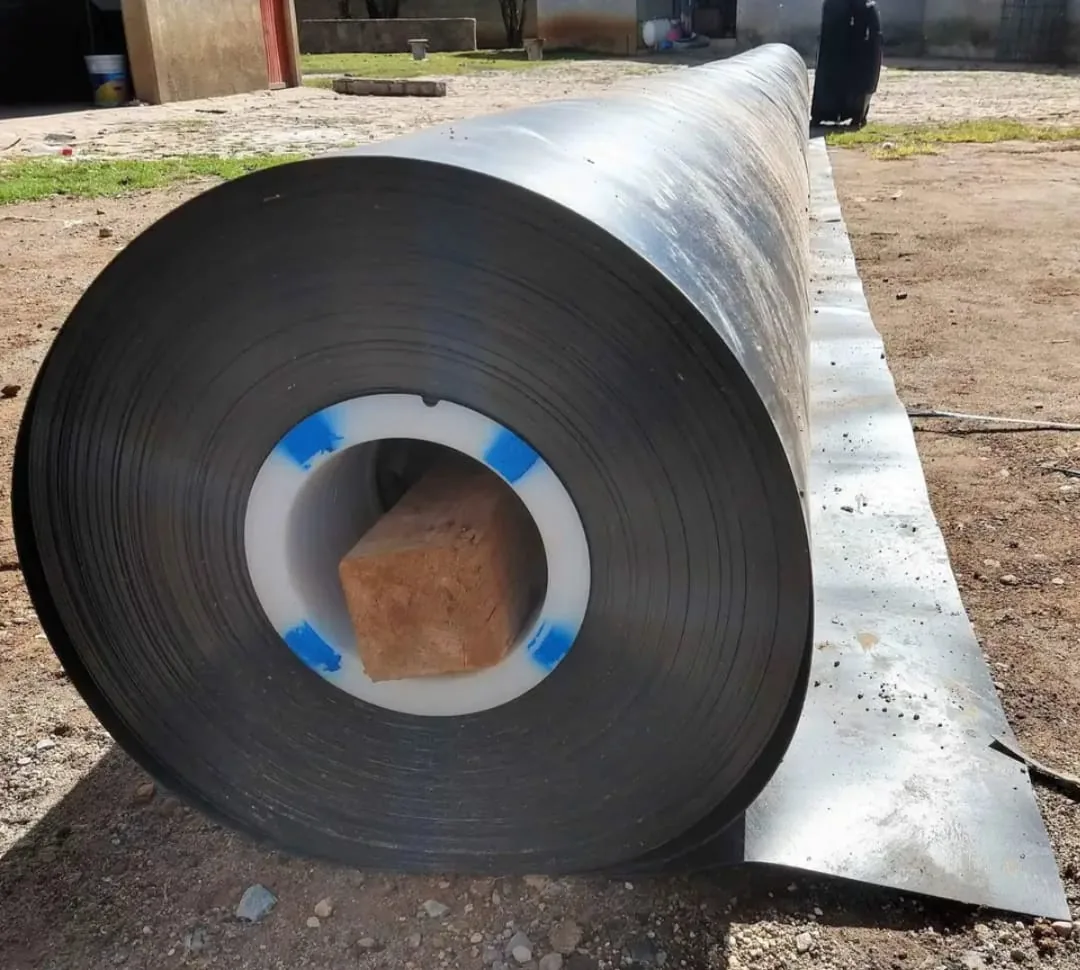 Rollo de Geomembrana HDPE 1 mm de 7 × 100 m para Estanques, Bordos y Geotanques
